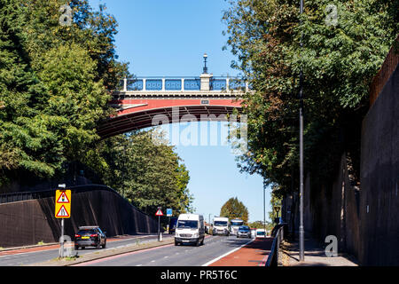 Die berühmten viktorianischen Torbogen Brücke, im Jahr 1897 die frühere John Nash Bridge zu ersetzen, Durchführung Hornsey Lane über Archway Road, London, UK Stockfoto