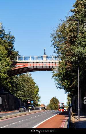 Die berühmten viktorianischen Torbogen Brücke, im Jahr 1897 die frühere John Nash Bridge zu ersetzen, Durchführung Hornsey Lane über Archway Road, London, UK Stockfoto