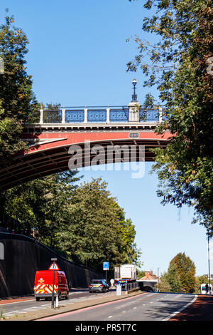 Die berühmten viktorianischen Torbogen Brücke, im Jahr 1897 die frühere John Nash Bridge zu ersetzen, Durchführung Hornsey Lane über Archway Road, London, UK Stockfoto