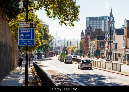 Das untere Ende der Archway Road, London, UK, einen Blick südlich der St. Paul's Kathedrale und den Shard, die Charlotte Despard Pub auf der rechten Seite. Stockfoto