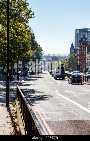 Das untere Ende der Archway Road, London, UK, einen Blick südlich der St. Paul's Cathedral Stockfoto