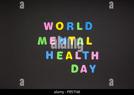 Kreative bunten Text aus Kunststoff Buchstaben World Mental Health Day schreiben auf schwarzem Papier Hintergrund mit Kopie Raum gemacht. Ferienwohnung Nachricht Konzept, c Stockfoto