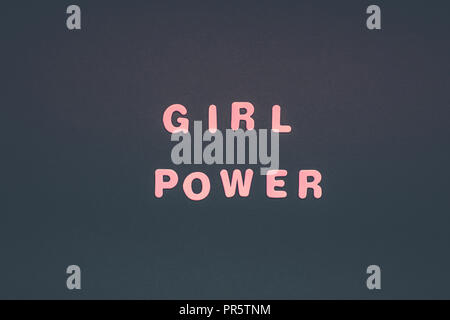 Kreative pink Text aus Kunststoff Buchstaben GIRL POWER Schrift auf schwarzem Papier Hintergrund mit Kopie Raum gemacht. Frauen empowerment Konzept, Vorlage für FEM Stockfoto
