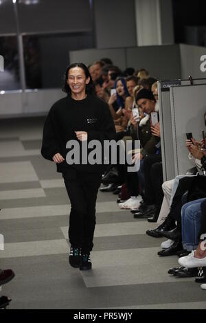 NEW YORK, NY - 10. Februar: Designer Alexander Wang Spaziergänge der Landebahn von Alexander Wang Fashion Show während der New York Fashion Week bei 4 Times Square auf Stockfoto