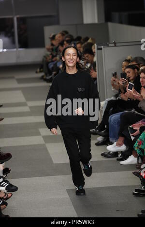 NEW YORK, NY - 10. Februar: Designer Alexander Wang Spaziergänge der Landebahn von Alexander Wang Fashion Show während der New York Fashion Week bei 4 Times Square auf Stockfoto