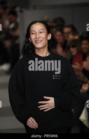 NEW YORK, NY - 10. Februar: Designer Alexander Wang Spaziergänge der Landebahn von Alexander Wang Fashion Show während der New York Fashion Week bei 4 Times Square auf Stockfoto