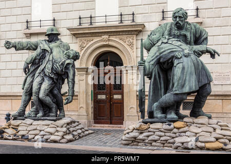 Statuen vor dem königlichen Palast in der Stadt Budapest in Ungarn. Stockfoto