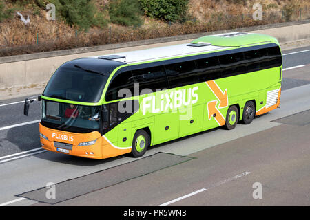 Flixbus Intercity Bus auf der Autobahn. Flixbus ist eine Marke, die intercity Bus Service in ganz Europa bietet. Stockfoto