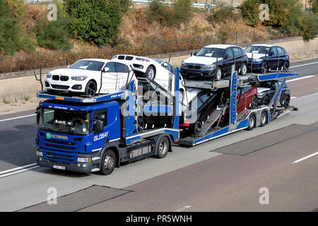 Globay Lkw auf der Autobahn. Globay ist eine Gruppe von Unternehmen, die Automobile Logistics Lösungen für Hersteller, Händler und Verkäufer bieten Stockfoto