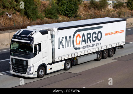 KMCargo Lkw auf der Autobahn. KMCargo verfügt über eine moderne Flotte von 90 Mercedes, DAF und Volvo Trucks. Stockfoto