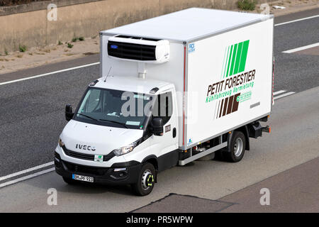 Petit Forestier van auf der Autobahn. Petit Forestier ist europäischer Marktführer im Kühlfahrzeug und Container Vermietung. Stockfoto