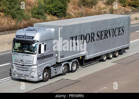 Tudor Dienstleistungen Lkw auf der Autobahn. Tudor Services betreibt eine Flotte von modernen Fahrzeugen, vom kleinen Transporter bis 44 Tonnen artics. Stockfoto