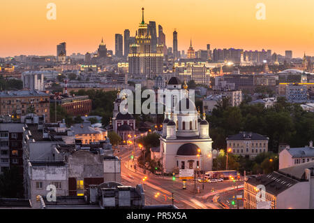 Mai 09, 2018, Moskau, Russland - Luftaufnahme nacht Moskau bei Sonnenuntergang Stockfoto