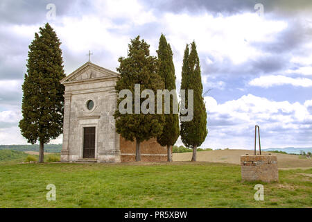 In SAN QUIRICO D'ORCIA - AM 04/25/2017 - die kleine Kirche von Vitaleta im Val d'Orcia, Siena, Italien Stockfoto