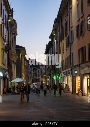 Bergamo Straße in den frühen Stunden des Abends, Bild vertikal Stockfoto