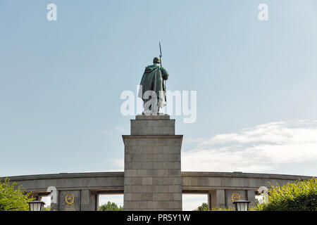 Statue von sowjetischen Soldaten im Zweiten Weltkrieg Memorial erbaut 1945, Berlin. Stockfoto