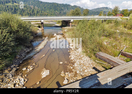 Brücke über die Karpaten, Mikuliczyn Prutet Fluss in der westlichen Ukraine. Stockfoto