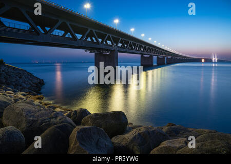 Die oeresund Brücke zwischen Schweden und Dänemark am Abend mit Reflexionen auf dem Wasser Stockfoto