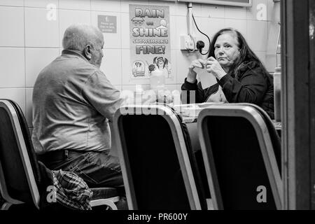 Menschen essen Asiatische Küche in Bradford Oastler Einkaufszentrum, Bradford, West Yorkshire, UK Stockfoto