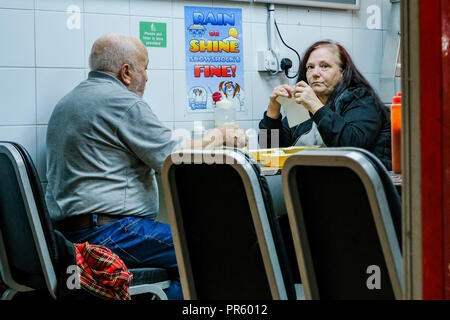 Menschen essen Asiatische Küche in Bradford Oastler Einkaufszentrum, Bradford, West Yorkshire, UK Stockfoto