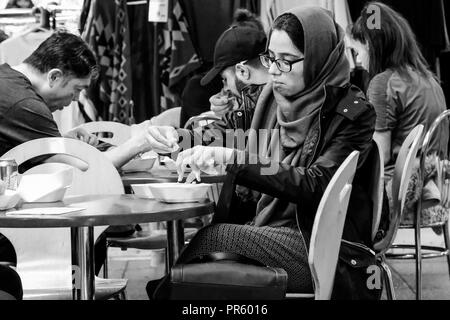 Menschen essen Asiatische Küche in Bradford Oastler Einkaufszentrum, Bradford, West Yorkshire, UK Stockfoto