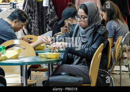 Menschen essen Asiatische Küche in Bradford Oastler Einkaufszentrum, Bradford, West Yorkshire, UK Stockfoto