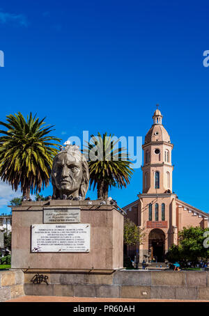 Ruminawi Denkmal und San Luis Kirche, Simon Bolivar Park, Otavalo, Provinz Imbabura, Ecuador Stockfoto