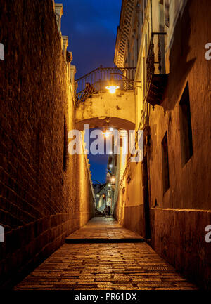 Schmale Gasse anschließen La Ronda und Venezuela Straßen, Dämmerung, Altstadt, Quito, Provinz Pichincha, Ecuador Stockfoto