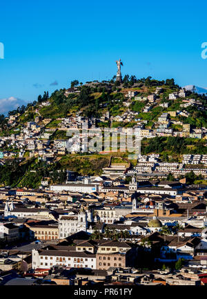 Blick über die Altstadt in Richtung El Panecillo Hill, Quito, Provinz Pichincha, Ecuador Stockfoto