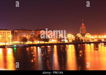 Riga, Lettland - 20.September 2018: das Stadtbild von Riga. Fluss Daugava in Riga Markt Pavillons und Lettische Akademie der Wissenschaften auf dem Hintergrund. Stockfoto