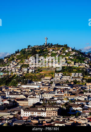 Blick über die Altstadt in Richtung El Panecillo Hill, Quito, Provinz Pichincha, Ecuador Stockfoto