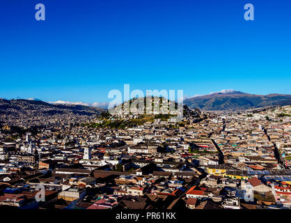 Blick über die Altstadt in Richtung El Panecillo Hill, Quito, Provinz Pichincha, Ecuador Stockfoto