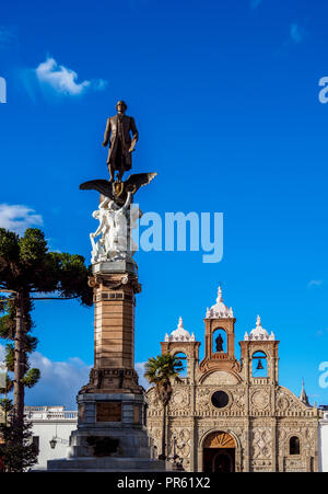 Maldonado Monument und San Pedro Kathedrale, Maldonado Park, Riobamba, Provinz Chimborazo, Ecuador Stockfoto