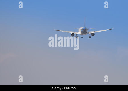 Grosses Flugzeug fliegen hoch mit Detail des Landes gang nach unten Stockfoto