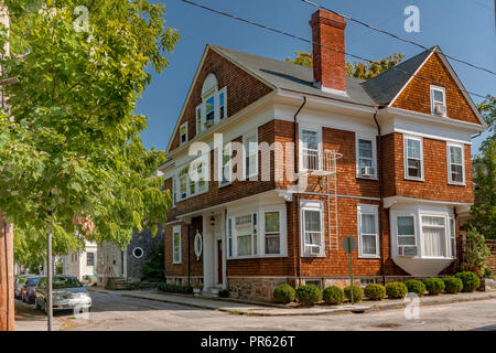 Große Haus auf Mt Vernon St, mit braunen Fliesen Außenverkleidung, Newport Rhode Island, USA Stockfoto