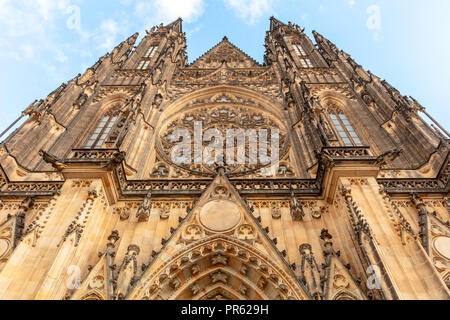 St. Veitsdom in der Prager Burg, Haupteingang Turm close-up. Stockfoto