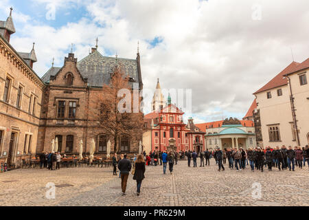 Touristen, die in die Prager Burg, die größte Burg der Welt. Stockfoto