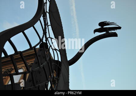 Metal Gate mit dekorativen Krähe in Budapest, Ungarn Stockfoto