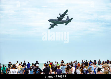 Miami Beach, Florida, nationaler Gruß an Amerikas Heroes Air & Sea Show, Lockheed C-130 Hercules viermotorige Turboprop-Militärtransportflugzeuge, audie Stockfoto