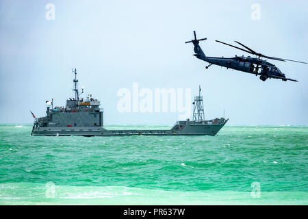 Miami Beach, Florida, National Salute to America's Heroes Air & Sea Water Show, Sikorsky MH-60G/HH-60G Pave Hawk Helikopter mit Twin-Turbowelle, Atlant Stockfoto