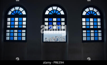 Stadt Vila Velha gesehen aus einem Fenster im Innern am Kloster Unserer Lieben Frau von Penha, Vila Velha, Espirito Santo, Brasilien Stockfoto