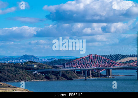 Die Brücken mit Arthurs Seat und das Edinburgh Schloss im Hintergrund Stockfoto