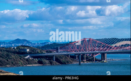 Die Brücken mit Arthurs Seat und das Edinburgh Schloss im Hintergrund Stockfoto