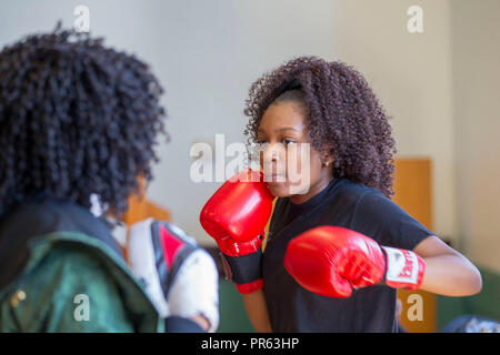 Mädchen und Frauen Boxtraining Stockfoto