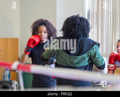 Mädchen und Frauen Boxtraining Stockfoto