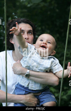 Mutter und Kind auf der Schaukel Stockfoto