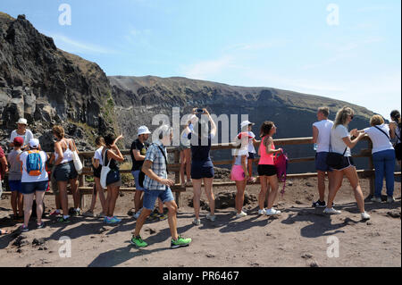 Touristen zu Fuß zu einem aktiven Vulkan Vesuv upMount oberhalb der Bucht von Neapel in Italien. Stockfoto