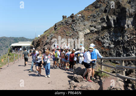 Touristen zu Fuß zu einem aktiven Vulkan Vesuv upMount oberhalb der Bucht von Neapel in Italien. Stockfoto