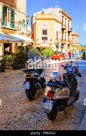 Monreale, Italien - 18 September 2017: Roller auf der Straße von Monreale Stadt auf Sizilien, Italien Stockfoto