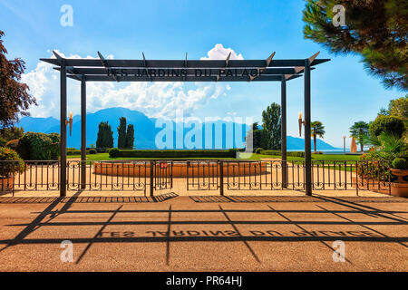 Montreux, Schweiz - 28. August 2016: Eintritt in den Garten am Genfer See in Montreux, Schweizer Riviera. Alpen im Hintergrund Stockfoto